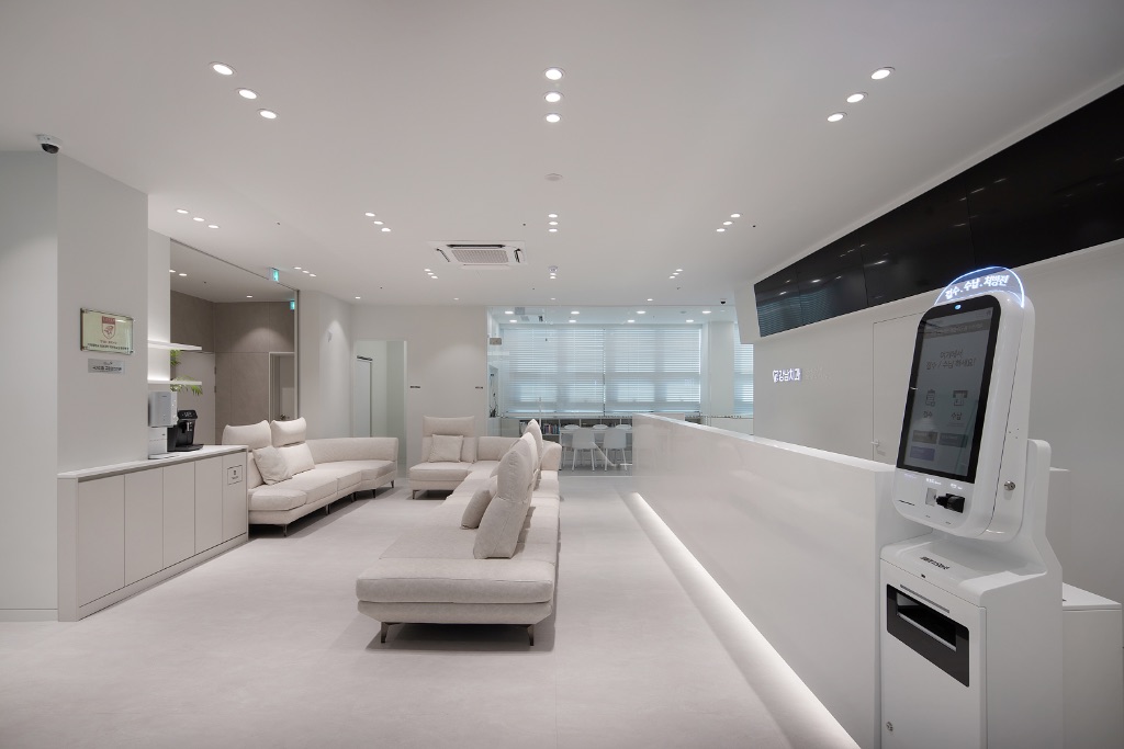 강남치과의원 대기실 - 무인 키오스크와 소파