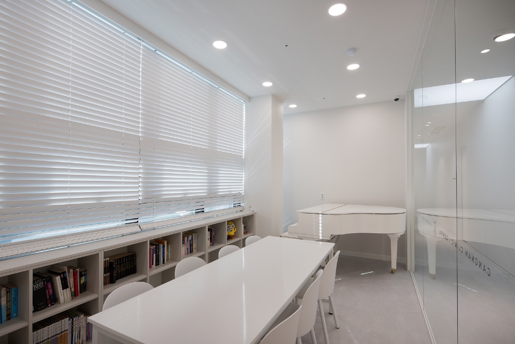 강남치과의원 휴게실 - 그랜드 피아노와 서재